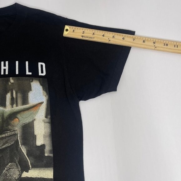 Mandalorian "The Child" Black Baby Yoda T-shirt - Size Small Star Wars - Picture 8 of 10